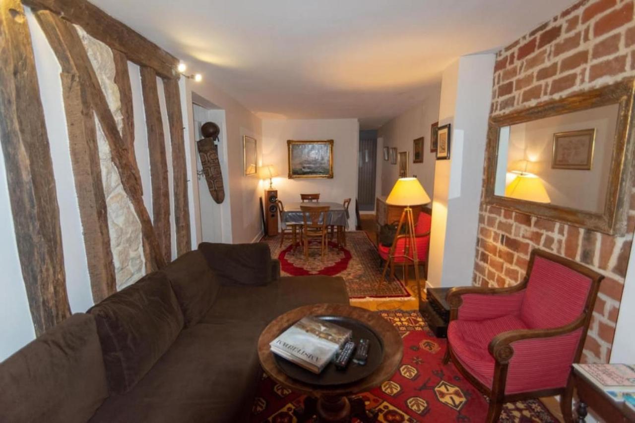 Very French Two Bedroom In The Heart Of Appartement Paris