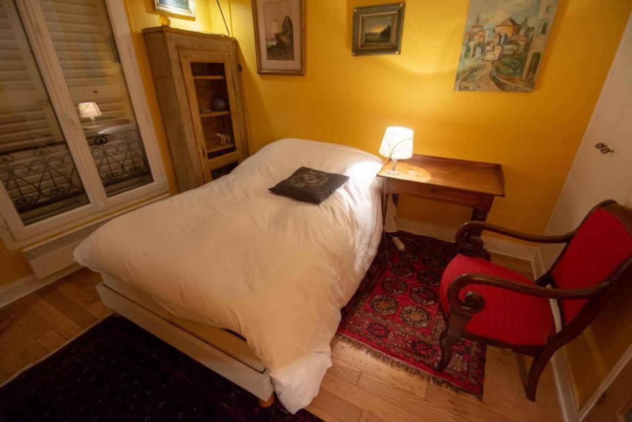 Very French Two Bedroom In The Heart Of Appartement